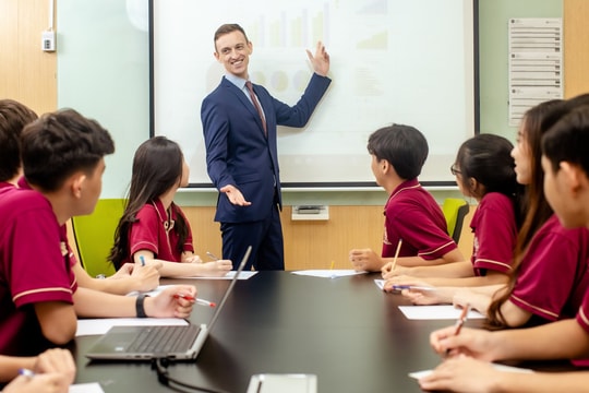 Áp dụng quy định mới về dạy và học bằng tiếng nước ngoài từ 25/9