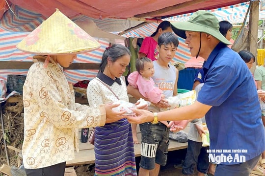 Trường Cao đẳng Việt - Đức sửa chữa đồ điện, trao hỗ trợ người dân vùng lũ Nhôn Mai
