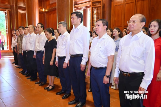 Liên hiệp Các tổ chức hữu nghị Việt Nam dâng hương tưởng niệm Chủ tịch Hồ Chí Minh