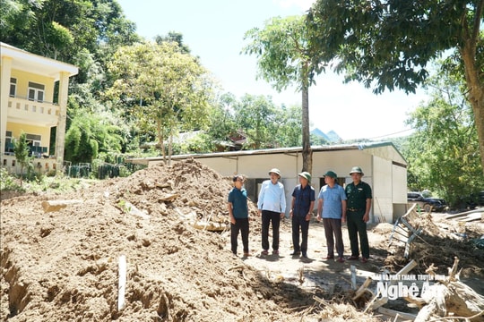 Giám đốc Sở Giáo dục và Đào tạo Nghệ An động viên, trao hỗ trợ các nhà trường, giáo viên vùng lũ hơn 1 tỷ đồng