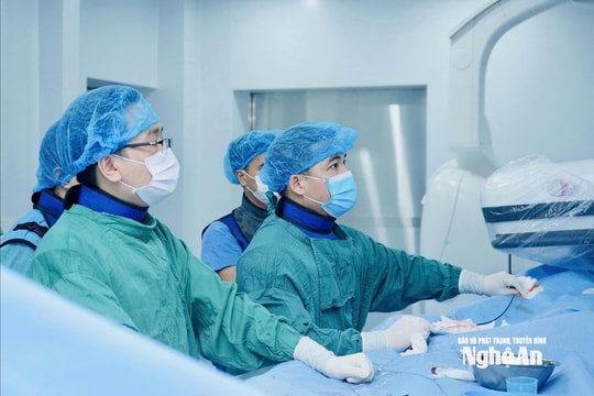 Can thiệp tim mạch tối khẩn cho trẻ sơ sinh vừa chào đời ở Thủ đô Viêng Chăn (Lào) được đưa về Nghệ An để cấp cứu