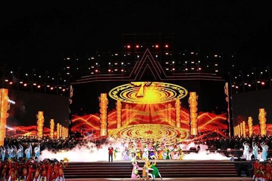 'Dưới cờ vinh quang': Kết nối quá khứ, hiện tại, tương lai trong xúc cảm và tự hào