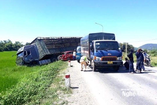 Tông trực diện khi vượt ẩu, xe đầu kéo kéo theo chuỗi va chạm liên hoàn ở Nghệ An