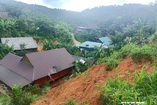 Nhiều hộ dân ở vùng cao Nghệ An đối mặt với nguy cơ sạt lở núi nghiêm trọng