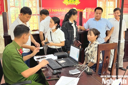 Xã Nghĩa Đàn thực hiện đổi thẻ cho hơn 1.200 đảng viên