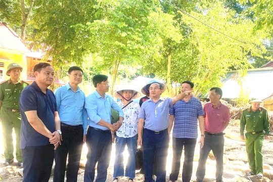 Trưởng Ban Tuyên giáo và Dân vận Tỉnh ủy Ngọc Kim Nam thăm, động viên người dân vùng lũ Nhôn Mai