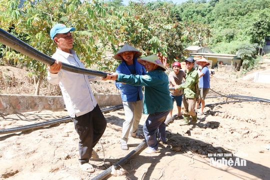 Người dân vùng cao Nghệ An chung tay khắc phục đường ống nước bị lũ cuốn trôi