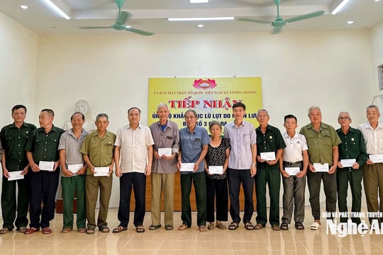 Sở Nội vụ Nghệ An thăm hỏi, động viên các gia đình chính sách bị thiệt hại do lũ tại xã Tương Dương