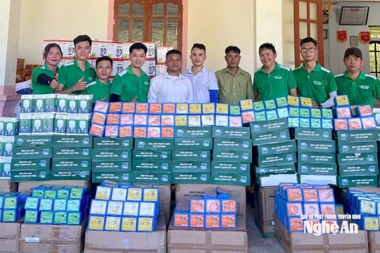 Hỗ trợ hơn 1.000 thiết bị điện thắp sáng bản làng vùng lũ tại Nghệ An