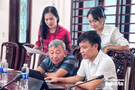 Cán bộ Sở Nội vụ Nghệ An về xã miền núi hỗ trợ giải quyết kịp thời chế độ, chính sách cho cán bộ nghỉ việc