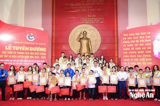 Đoàn Các cơ quan Đảng tỉnh Nghệ An tuyên dương học sinh có thành tích tiêu biểu trong học tập và rèn luyện