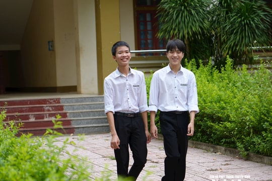 Hai nam sinh trường Trường THPT Đô Lương 2 "vượt khó" được vinh danh ở lễ tuyên dương