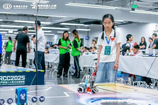 Học sinh lớp 4 ở Nghệ An giành Huy chương Bạc tại cuộc thi Robot Thế giới 2025