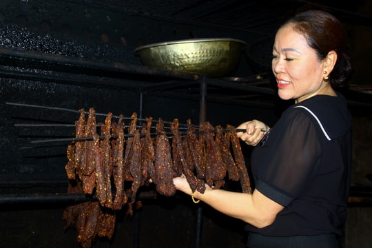 Tiểu thương Nghệ An chỉ cách phân biệt thịt gác bếp chuẩn vị