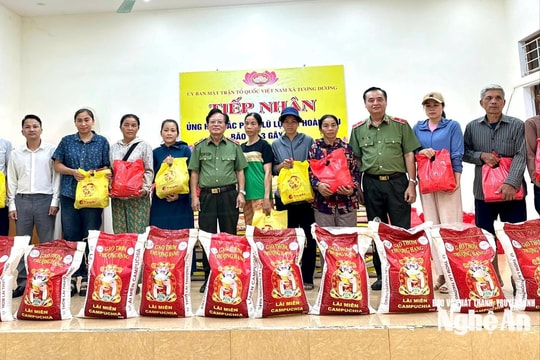 Hội Đồng hương Nghệ An tại Hà Nội trao hỗ trợ người dân vùng lũ xã Tương Dương