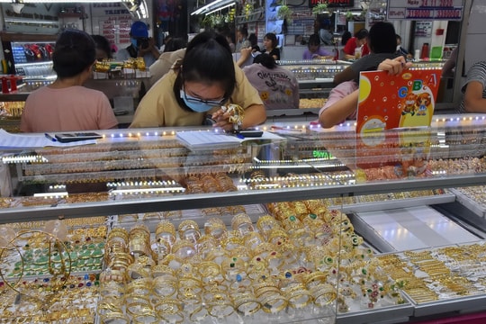 Giá vàng chiều nay 13/8: Giá vàng miếng và vàng thế giới tăng cao chót vót, vàng nhẫn ngược dòng giảm giá