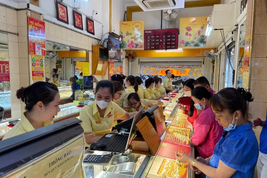 Giá vàng hôm nay 14/8: Giá vàng trong nước và thế giới tăng cao chót vót, càng tăng càng lỗ