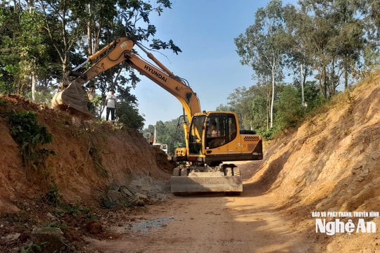 Hai hộ dân xã Quỳnh Phú bàn giao mặt bằng, Dự án đường Nghi Sơn - Cửa Lò tiếp tục thi công