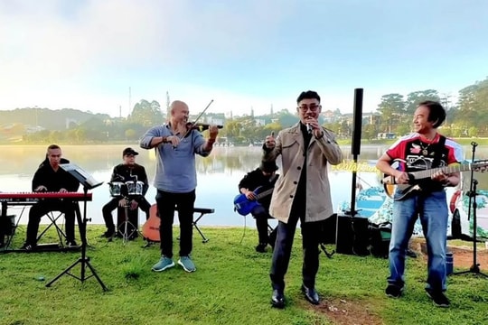 Thưởng thức âm nhạc đường phố trong sự kiện “Cùng Việt Nam tiến bước” quanh hồ Xuân Hương