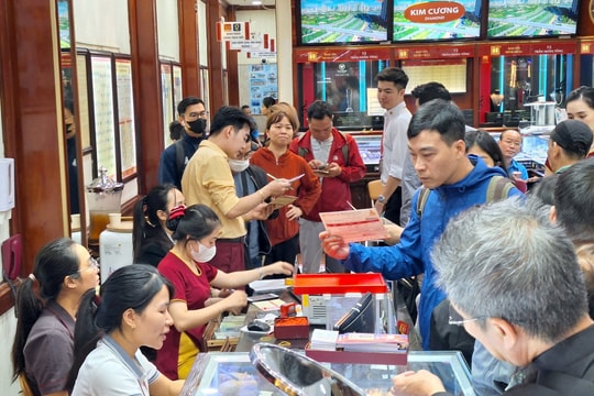 Giá vàng chiều nay 14/8: Giá vàng nhẫn và vàng miếng tăng phá kỷ lục, vàng thế giới giảm nhẹ chốt lời