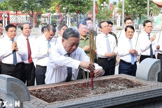 Tổng Bí thư dâng hương tại Khu tưởng niệm các tiền bối cách mạng tại Tuyên Quang
