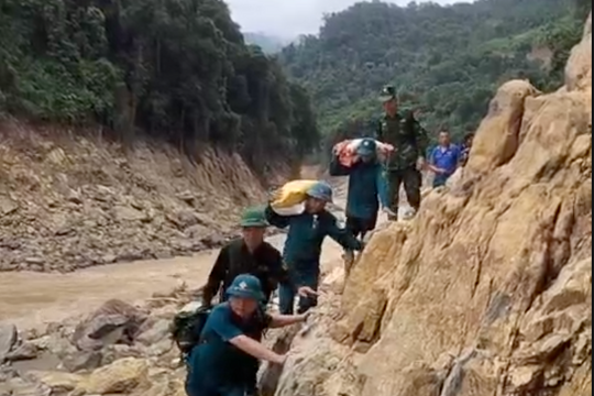 Cán bộ, lực lượng '4 tại chỗ' Nghệ An trèo núi đá, vượt suối gùi gạo tiếp tế cho bản bị chia cắt ở tâm lũ Mỹ Lý