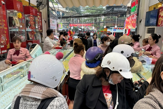 Giá vàng chiều nay 15/8: Giá vàng trong nước rớt khỏi đỉnh, thế giới tăng nhẹ trở lại