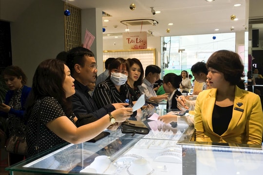 Giá vàng hôm nay 16/8: Giá vàng trong nước rớt khỏi đỉnh, thế giới chốt tuần giảm nhẹ