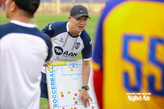 HLV trưởng SLNA chia sẻ về cơ hội ra sân của các tân binh ngoại binh ở trận đấu mở màn V.League 2025/26