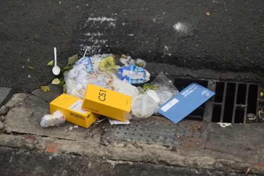 Hành vi vứt, bỏ rác vào hệ thống thoát nước thải đô thị bị xử phạt như thế nào?