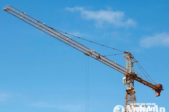 Bất an cần cẩu tháp lơ lửng trên lòng đường