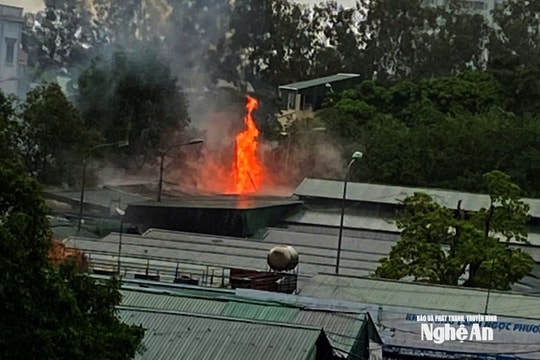 Kịp thời dập tắt đám cháy tại chợ đầu mối Vinh