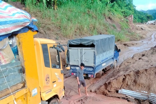 Miền Tây Nghệ An lại sạt lở do mưa lớn, xe thiện nguyện phải nhờ cứu hộ
