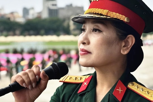 Đại tá, NSND Thu Hà ráo riết tập luyện dưới cơn mưa nặng hạt cho kịp A80