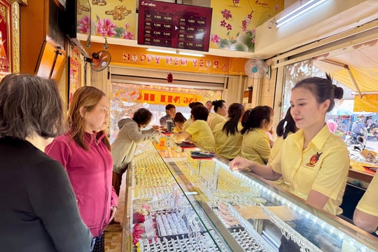 Giá vàng hôm nay 19/8: Giá vàng miếng và vàng nhẫn giữ mức kỷ lục, vàng thế giới giảm nhẹ