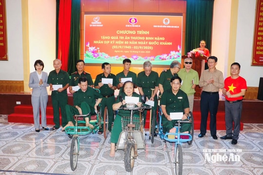 Quỹ Thiện Tâm - Tập đoàn Vingroup trao 40 suất quà động viên các thương binh nặng tại Nghệ An