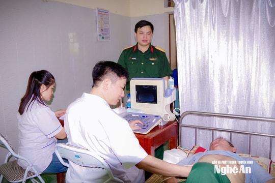 Bộ Chỉ huy Quân sự tỉnh phối hợp Sở Y tế tổ chức khám bệnh, cấp thuốc miễn phí cho người dân xã Nhôn Mai