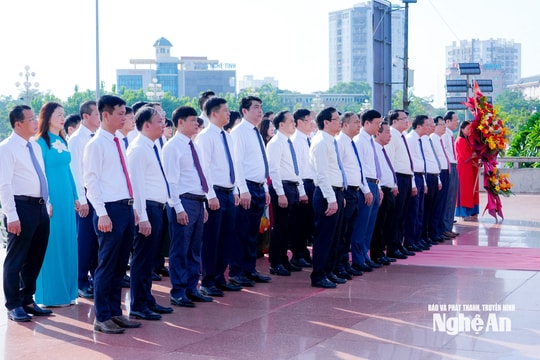 Đoàn đại biểu Đại hội Đảng bộ UBND tỉnh lần thứ I dâng hoa tưởng niệm Chủ tịch Hồ Chí Minh