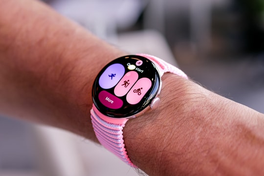 Pixel Watch 4 ra mắt: Đồng hồ thông minh gọi điện vệ tinh, trợ lý AI