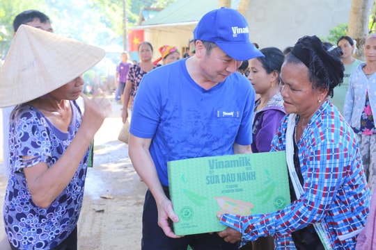 Vinamilk hỗ trợ đồng bào Nghệ An khắc phục hậu quả thiên tai