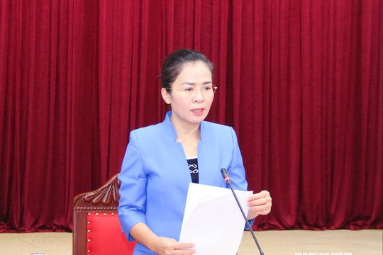 Đồng chí Võ Thị Minh Sinh duyệt đại hội Đảng bộ Trường Đại học Sư phạm Kỹ thuật Vinh và Đảng bộ Trường Đại học Vinh