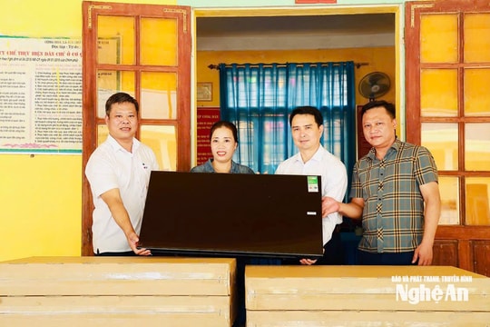 Báo và PTTH Nghệ An- Hội Golf Đà Nẵng trao hỗ trợ ngành giáo dục Bắc Lý