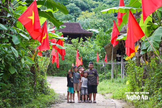 Thắp sáng niềm vui và hy vọng trong mùa Thu độc lập ở bản làng vùng cao Nghệ An