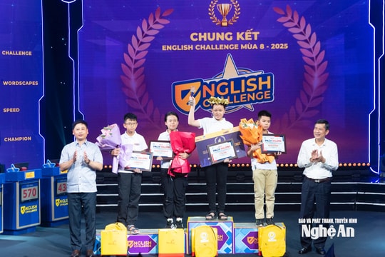 Chung kết English Challenge mùa 8: Nữ sinh Diễn Châu Lê Tiểu Bình giành vòng nguyệt quế; Á quân phân định nghẹt thở