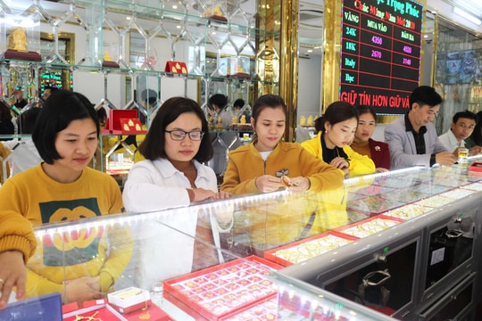 Giá vàng hôm nay 22/8: Giá vàng SJC và vàng nhẫn ở đỉnh kỷ lục, vàng thế giới giảm nhẹ