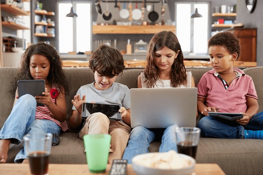 Trẻ em dán mắt vào màn hình quá lâu - nguy cơ tim mạch rình rập