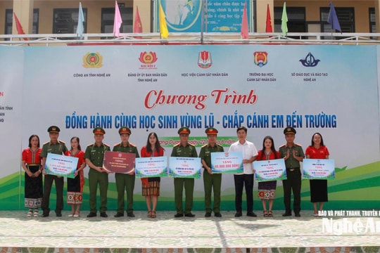 Gần 5 tỷ đồng hỗ trợ học sinh Nghệ An bị ảnh hưởng bão số 3