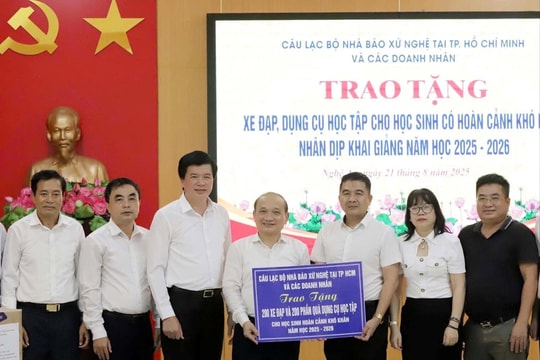 CLB Nhà báo xứ Nghệ tại TP. Hồ Chí Minh trao tặng 200 xe đạp và dụng cụ học tập cho học sinh giỏi có hoàn cảnh khó khăn tỉnh Nghệ An