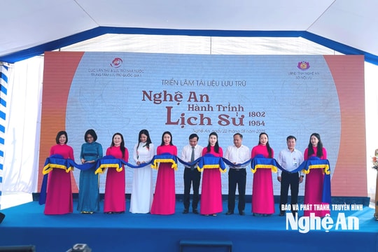 Khai mạc Triển lãm tài liệu lưu trữ 'Nghệ An - Hành trình lịch sử 1802 - 1954'