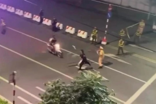 Hai đối tượng lao xe vào CSCĐ bị tạm giữ hình sự về hành vi giết người